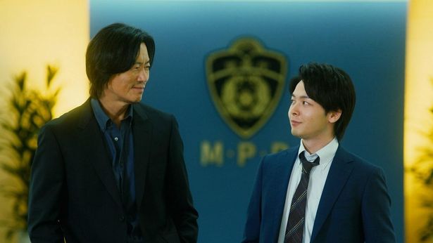 【写真を見る】型破りな刑事に扮する豊川悦司と中村倫也の“迷バディっぷり”に注目！