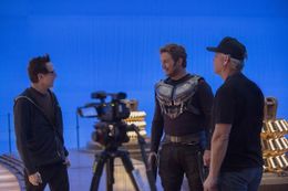 撮影現場で主演のクリス・プラットと談笑するジェームズ・ガン監督