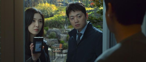 セウォンに怪しさを感じて調査を行う刑事・スソク(写真は「Dr.ブレイン」)