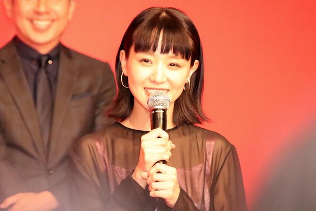 『あなたの番です 劇場版』完成報告会に出席した奈緒