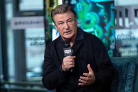 凄惨な誤射事故をめぐり、映画制作スタッフがアレック・ボールドウィンらを提訴