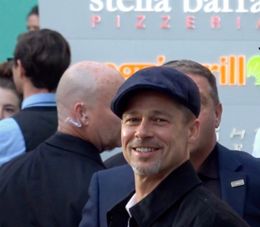 ブラピ、笑顔で登場！