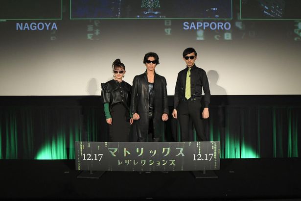 「マトリックス」を象徴するコーディネートで揃えた3人
