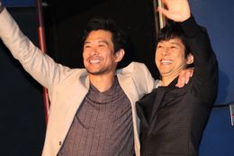 アドリブ秘話を告白！退場時には肩を組んで会場の拍手に応えた