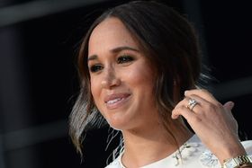 高価な衣装でトーク番組に出演したメーガン妃