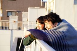 初日の出を一緒に望み、満面の笑みを浮かべるふたり