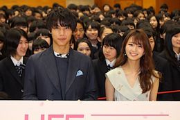 中川大志と岡崎紗絵が学校へ！