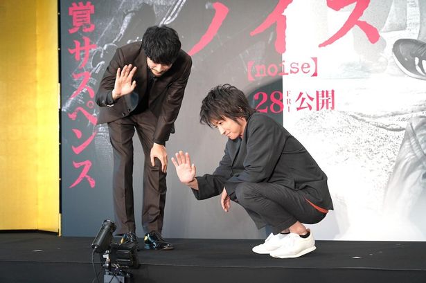 イベントを配信で観たファンに向かって手を振る2人