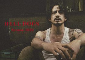 肩と腕に広がるトライバルタトゥーが国籍不明のアウトローな雰囲気を高めている