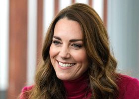 キャサリン妃、アーティスティックなブラウスで美術館を訪問