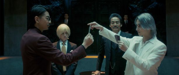 三浦翔平演じるマッドサイエンティストと貘が真剣勝負でにらみあう