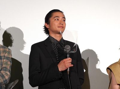 満席の会場を見渡す佐藤