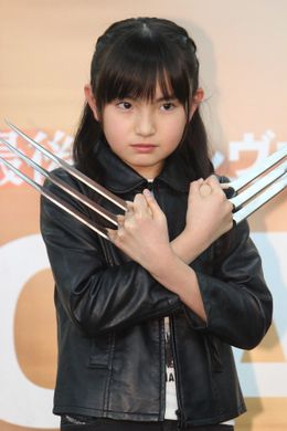 ウルヴァリンの爪を付けた鈴木梨央