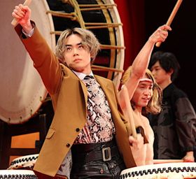 菅田将暉らがサプライズで生和太鼓を演奏