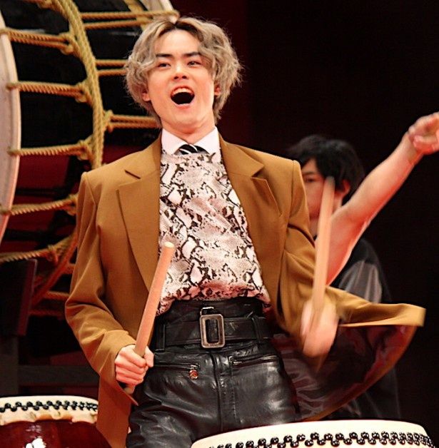 菅田将暉、魂を込めて太鼓を演奏！