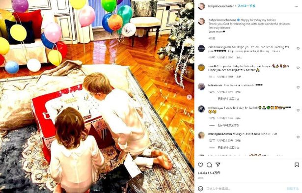 2人で一緒に誕生日ケーキのろうそくの火を吹き消す