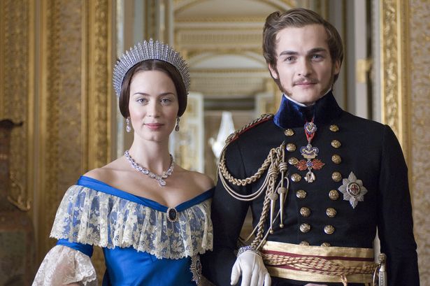 エミリー・ブラントがヴィクトリア女王に扮した『ヴィクトリア女王 世紀の愛』