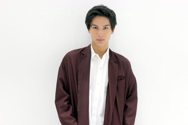 27歳のニート・海崎新太役の中川大志