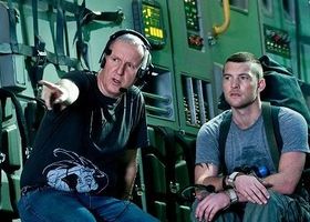 ジェームズ・キャメロン監督(左)と主演のサム・ワーシントン(右)