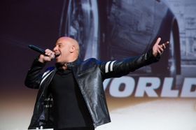 プロデューサーも務めるヴィン・ディーゼルは会場に集まったファンに感謝の言葉を述べる