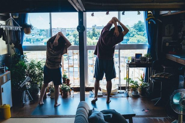 緑あふれる部屋で体操をする2人