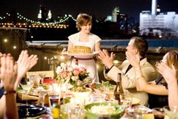 365日かけて524ものレシピを作ったブロガーのジュリアが友人とお祝い『ジュリー＆ジュリア』