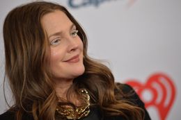 ドリュー・バリモア、自身の番組でキアヌ・リーヴスとの誕生日の思い出を語る