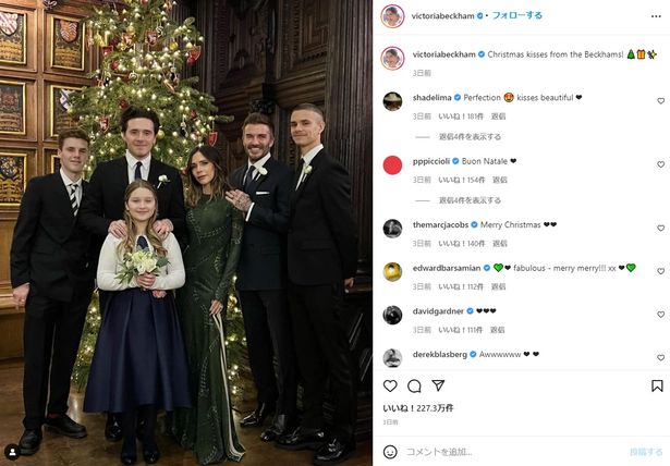 【写真を見る】ベッカム一家のゴージャスなクリスマス写真！父デイヴィッドの足元をよく見ると…？