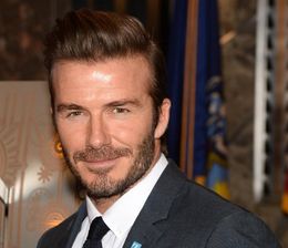 デイヴィッド・ベッカム、家族写真でつま先立ち