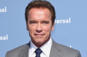 シュワちゃんがアメリカに敬意を表し、ホームレスの退役軍人に25軒のシェルターを寄付！