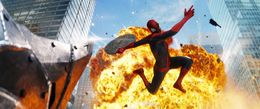 『アメイジング・スパイダーマン2』より、スパイダーマンがライノに立ち向かっていくラストシーン