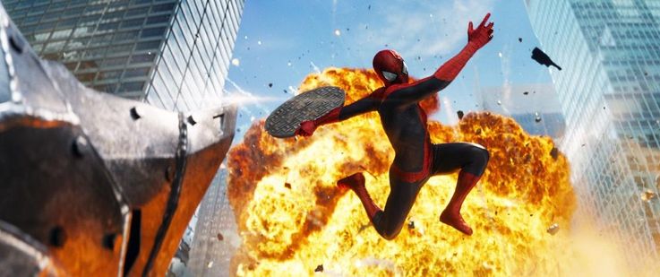 『アメイジング・スパイダーマン2』より、スパイダーマンがライノに立ち向かっていくラストシーン