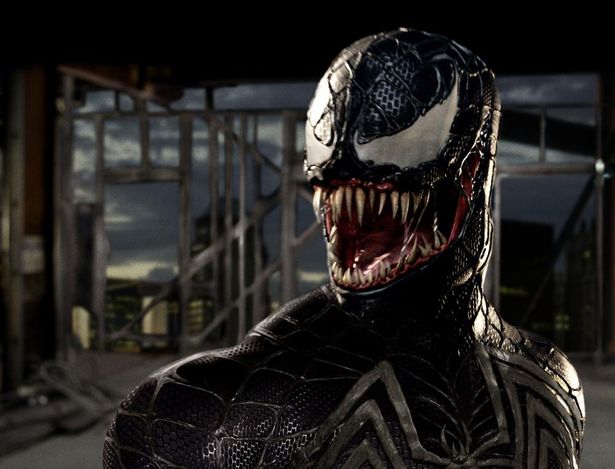 スパイダーマンから剥がれたシンビオートがエディ・ブロックに寄生して生まれたヴェノム(『スパイダーマン3』)