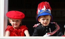 モナコ公国のジャック公子とガブリエラ公女が、異母兄姉と対面