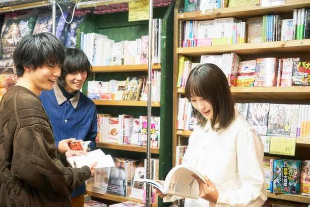【写真を見る】井上祐貴＆カツセマサヒコ＆松本花奈監督と下北沢の「ヴィレッジヴァンガード」で待ち合わせ、ロケ地巡りをたっぷり撮りおろし！