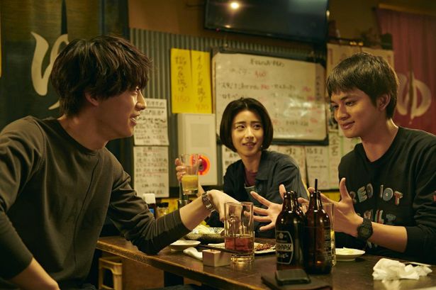 “僕”と“彼女”、親友の尚人の3人が飲み明かした高円寺の「極楽屋」