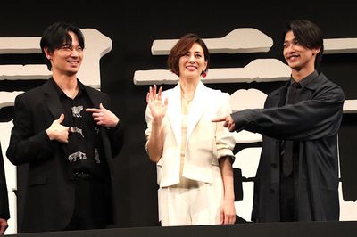 横浜流星、綾野剛の“虎柄シャツ”アピールに笑顔！
