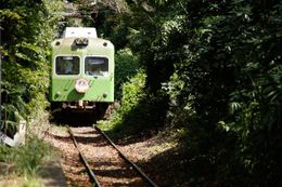 単線の銚子電鉄が味わい深い雰囲気を演出