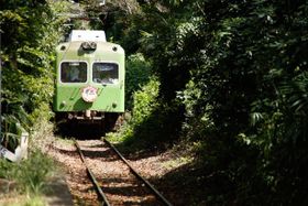 単線の銚子電鉄が味わい深い雰囲気を演出