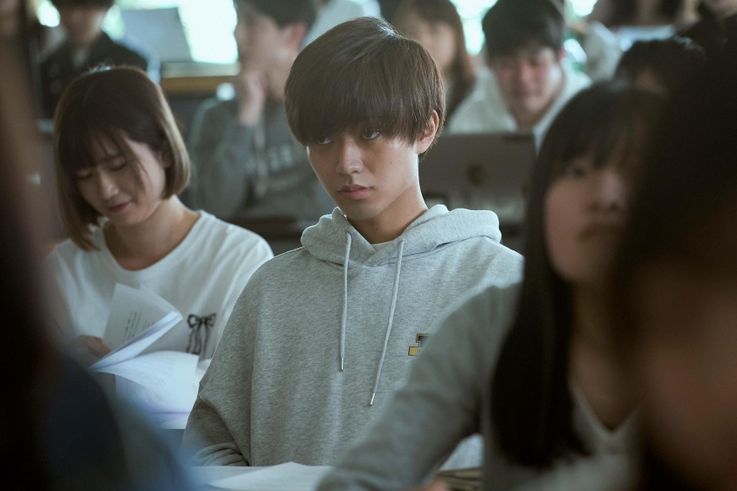 鬱屈とした日々を送る“私”の日常が、ある人々との出会いを機に変化していく様を描く『真夜中乙女戦争』