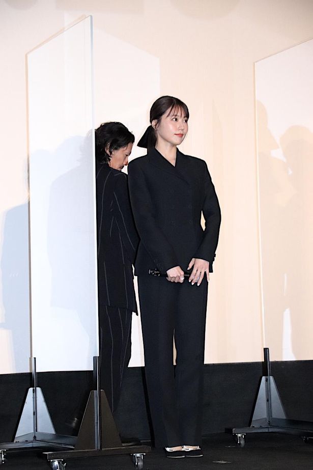 【写真を見る】有村架純、シンプルなパンツスーツ姿で登場！