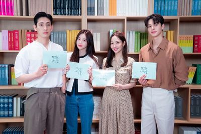 「気象庁の人々: 社内恋愛は予測不能?!」撮影現場のユン・バク、ユラ、パク・ミニョン、ソン・ガン