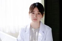 大島優子が演じる主人公春人の過去を知る元恋人、深川五月を切り取った場面写真