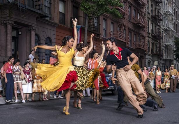 シャークスとプエルトリコ系の女性たちが路上でところ狭しと歌って踊る「アメリカ」のシーン