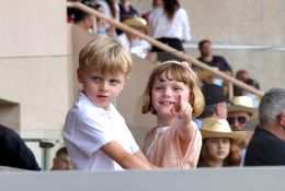 モナコのジャック公子＆ガブリエラ公女、互いに支え合いながら公務に参加