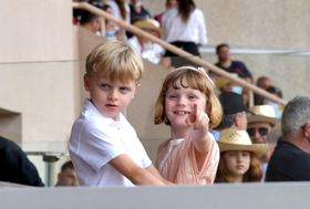 モナコのジャック公子＆ガブリエラ公女、互いに支え合いながら公務に参加