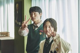 カメラに向かってピースポーズを披露しているユン・チャンヨンとパク・ジフ