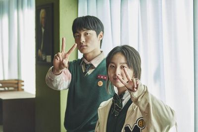 カメラに向かってピースポーズを披露しているユン・チャンヨンとパク・ジフ