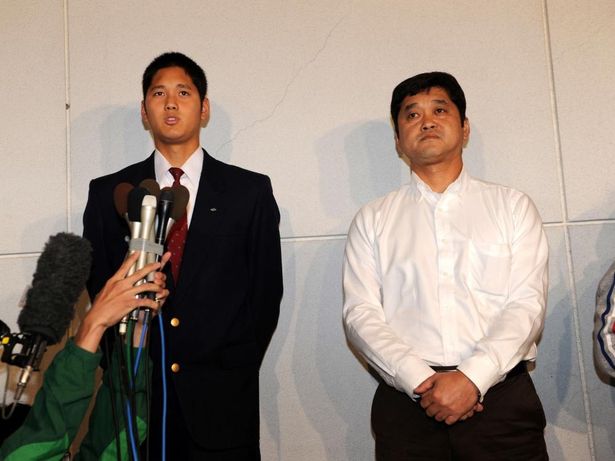 【写真を見る】大谷翔平とそっくり？父の大谷徹氏との2ショット。トップアスリートたちは、どんなふうに育てられたのか？