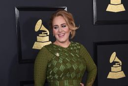 アデル、巨大なダイヤの指輪を着けてブリット・アワードに登場！